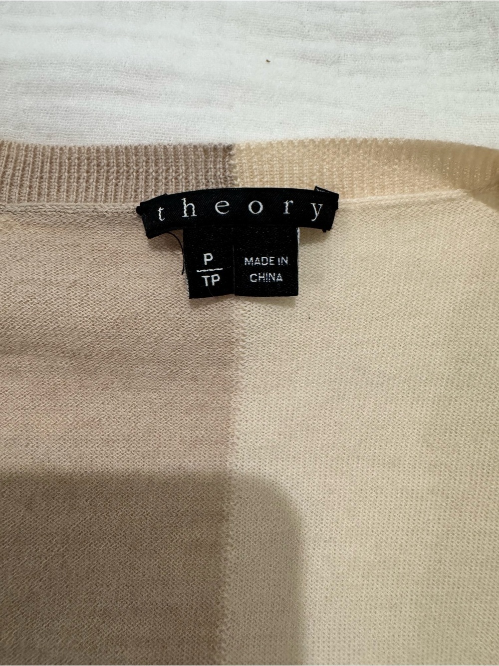 THEORY ivory Beige Long Sleeve V-Neck lightweight Sweater soft wool - Picture 5 of 9